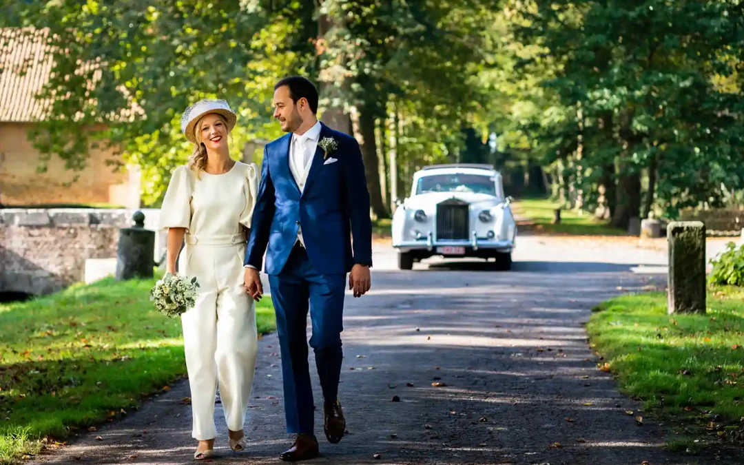 Un couple de marié se promenant sur un chemin, par le photographe de mariage religieux à Monaco